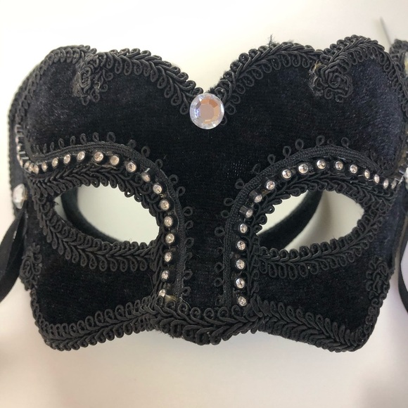 Masquerade Velvet Mask with Rhinestone detail. - Picture 7 of 8
